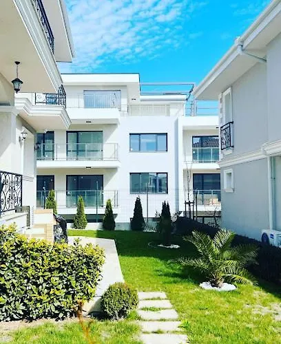 Sunny Garden Deluxe Apartment *