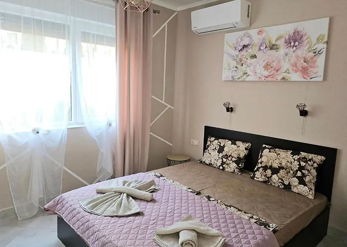 Sunny Garden Deluxe Apartment